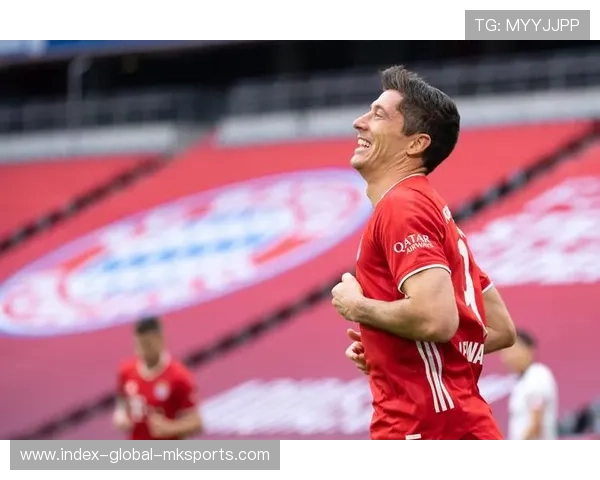 莱万连续横移摆脱后射门，拜仁锋线组织相当完善